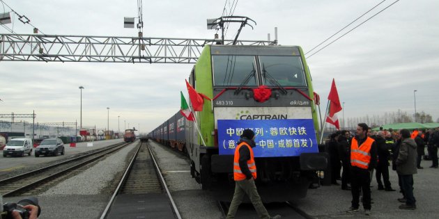 Il primo treno merci diretto Italia-Cina al terminal ferroviario del Polo logistico integrato di Mortara, in provincia di Pavia, pronto per affrontare il suo viaggio lungo 10.800 chilometri e 18 giorni, 28 novembre 2017. ANSA/ CLAUDIO BRESSANI